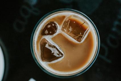 Beneficios de tomar café con hielo