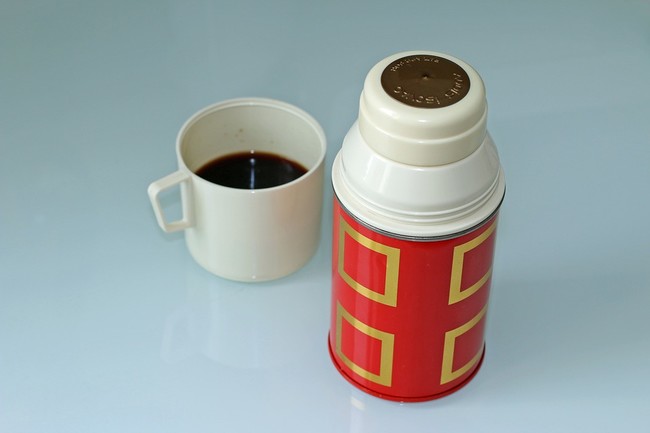 Qué sucede si tocas un termo cerrado que contiene café caliente