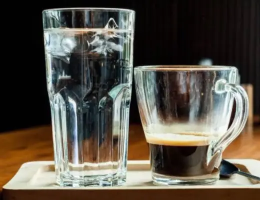 Qué pasa si tomo café con agua fría