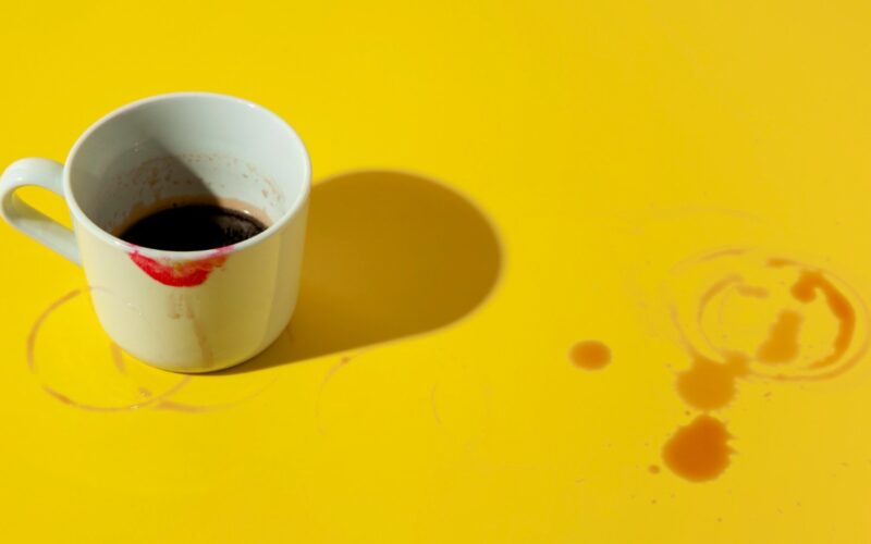 Cómo sacar las manchas de café de las tazas