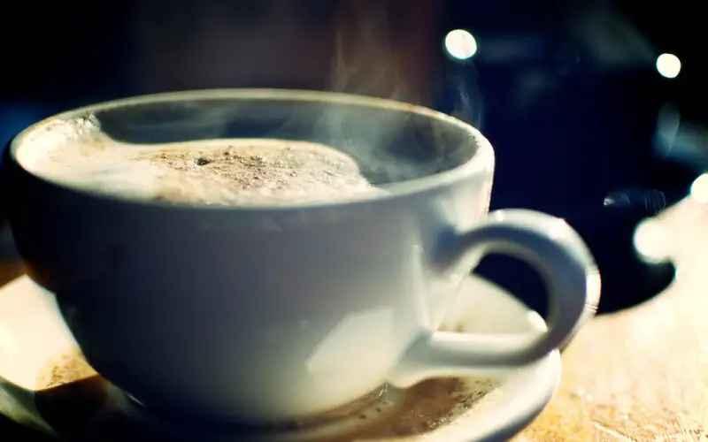 Cómo se toma el café caliente