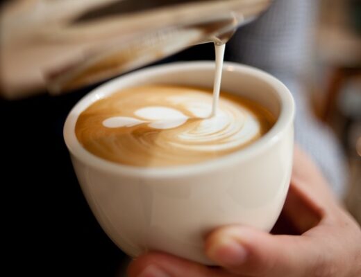 ¿Cómo hacer café con leche de almendras