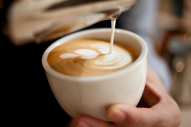 ¿Cómo hacer café con leche de almendras