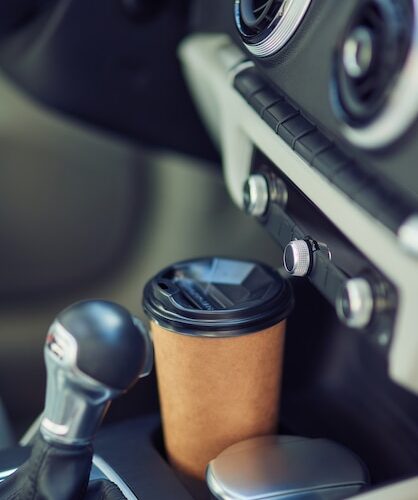 Qué significa la taza de café en el coche