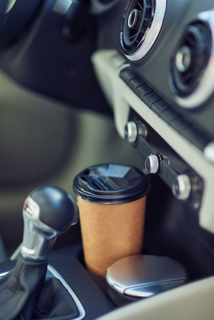 Qué significa la taza de café en el coche