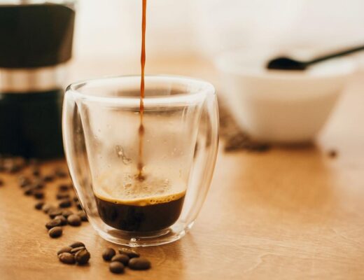 Cuánto tiempo debo dejar el café en la cafetera