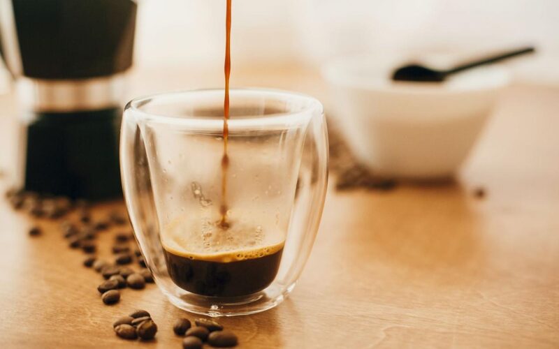 Cuánto tiempo debo dejar el café en la cafetera