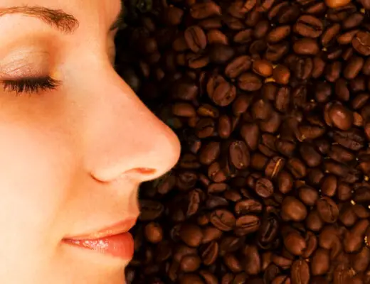 Qué significa oler a café en la casa