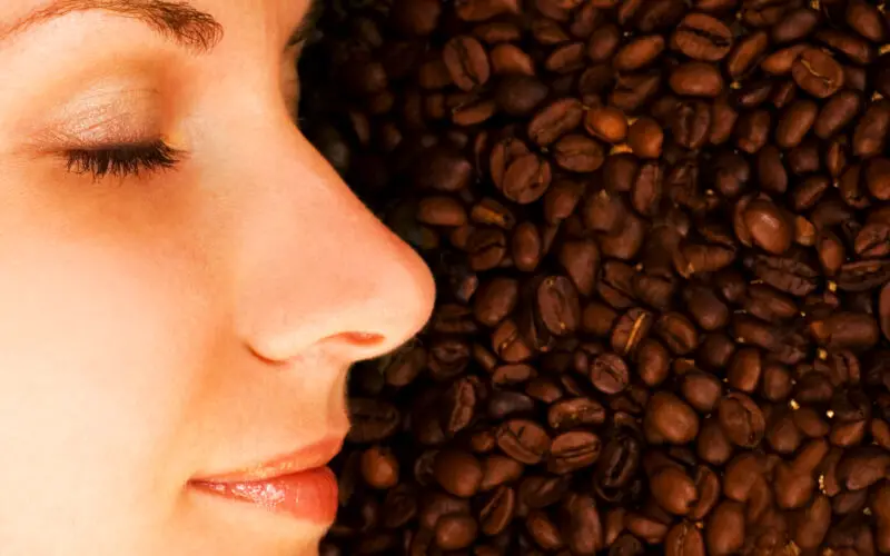 Qué significa oler a café en la casa