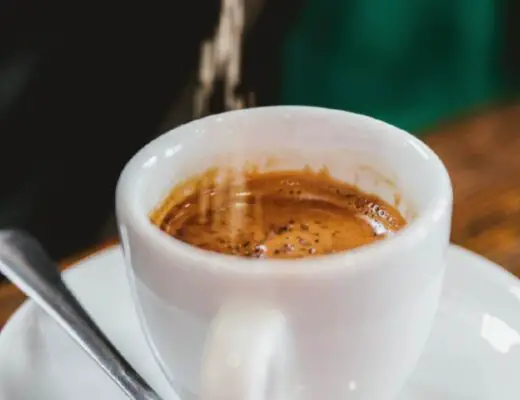 ¿Qué pasa si me como una cucharada de café con sal? Qué pasa si me como una cucharada de café con sal