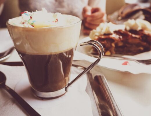 Cómo le llaman al café con alcohol