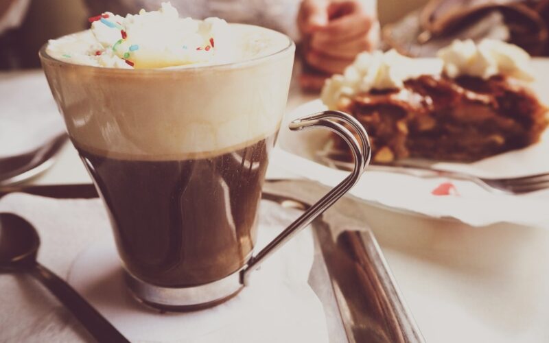 Cómo le llaman al café con alcohol