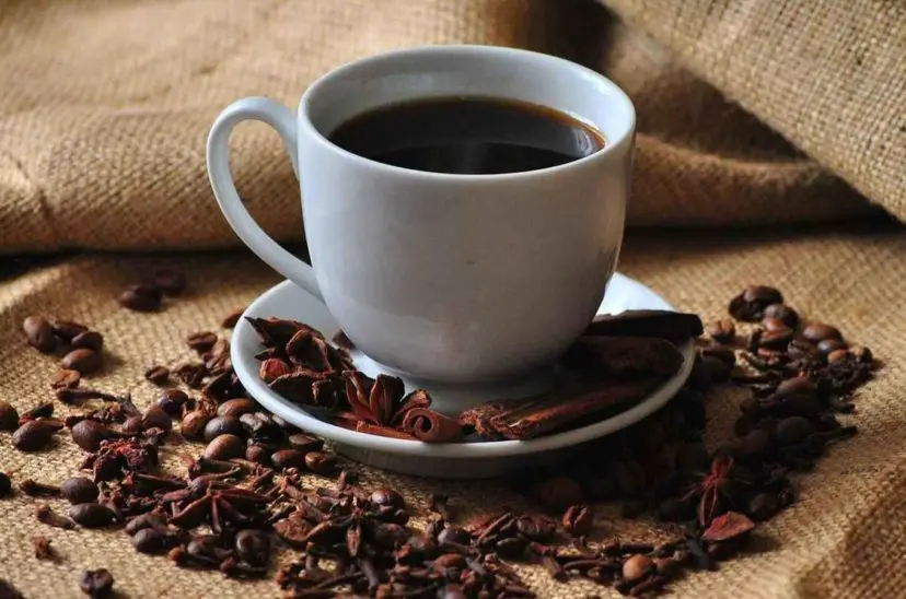 Qué pasa si tomo café con miel todos los días