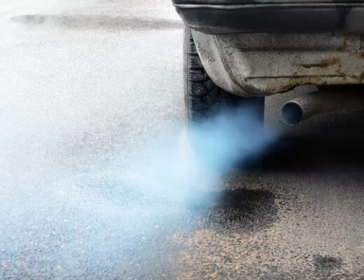 Qué significa el humo café en un carro