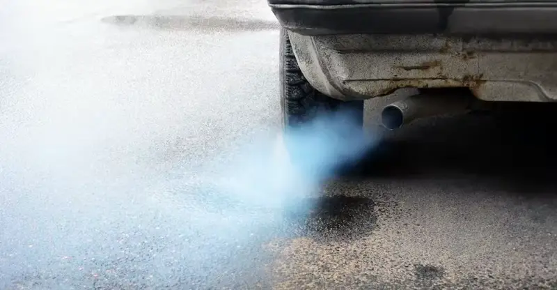 Qué significa el humo café en un carro