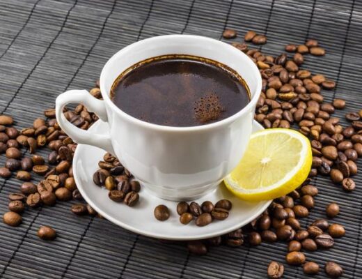 Qué causa tomar café con limón