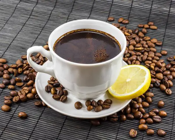 Qué causa tomar café con limón