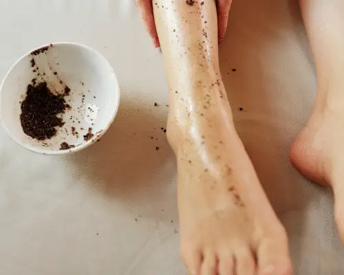 Cómo hacer un exfoliante de café para los pies
