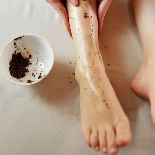 Cómo hacer un exfoliante de café para los pies