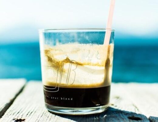 Qué pasa si le pongo hielo al café caliente