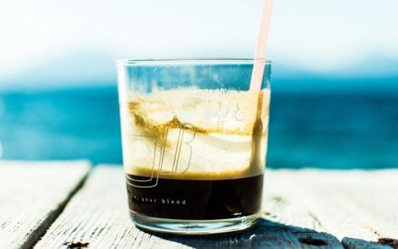 Qué pasa si le pongo hielo al café caliente