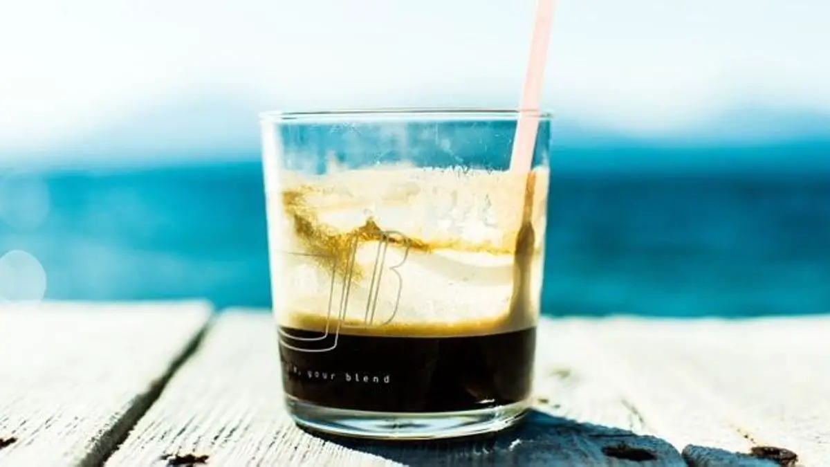 Qué pasa si le pongo hielo al café caliente